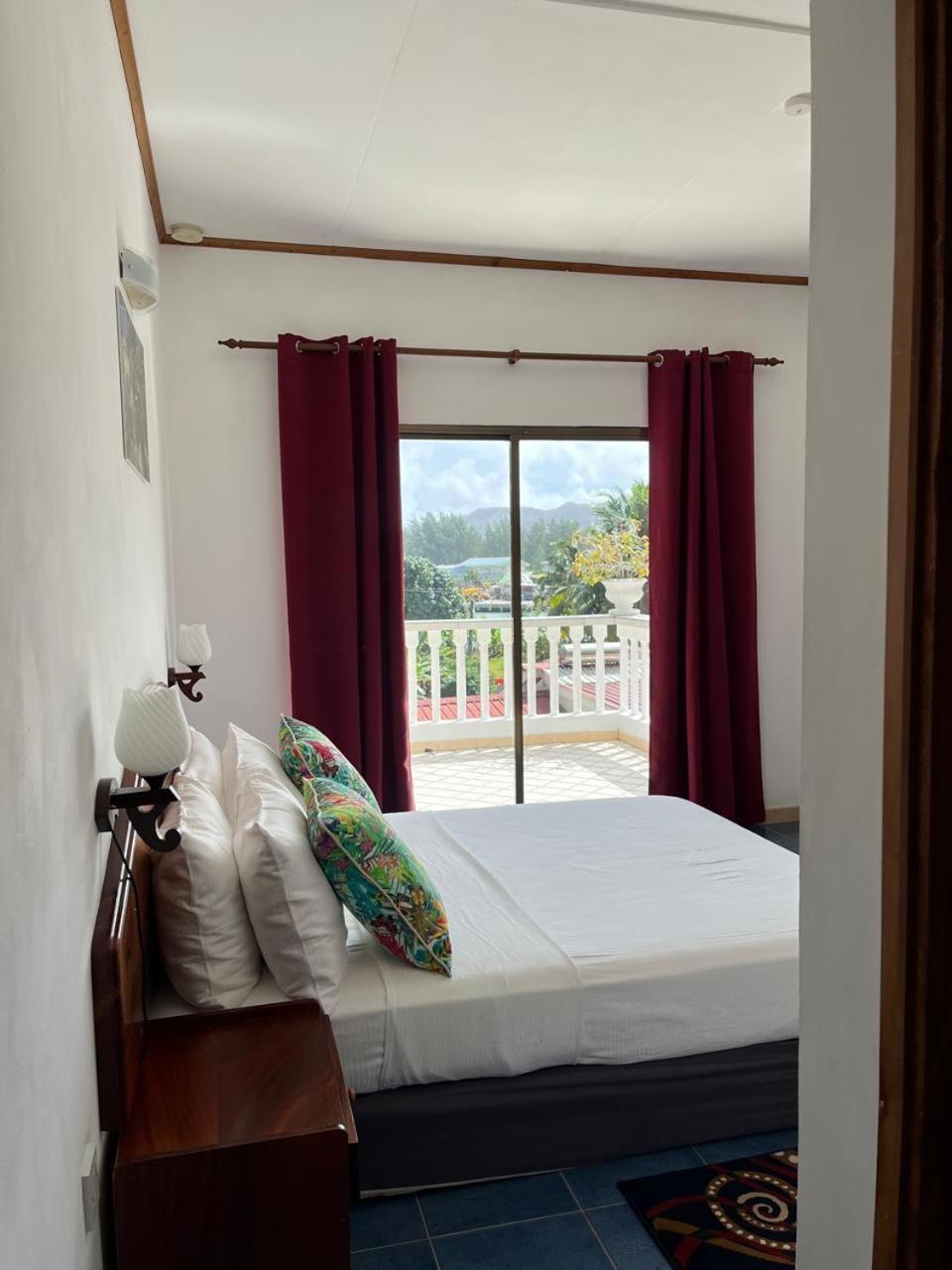 Cavern Apartments Baie Sainte Anne Room photo