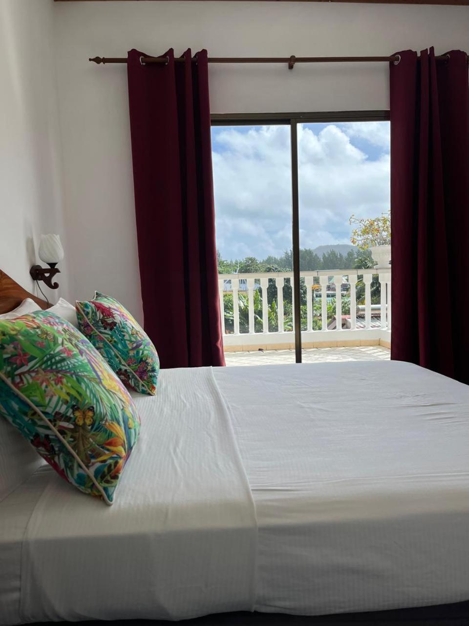 Cavern Apartments Baie Sainte Anne Room photo