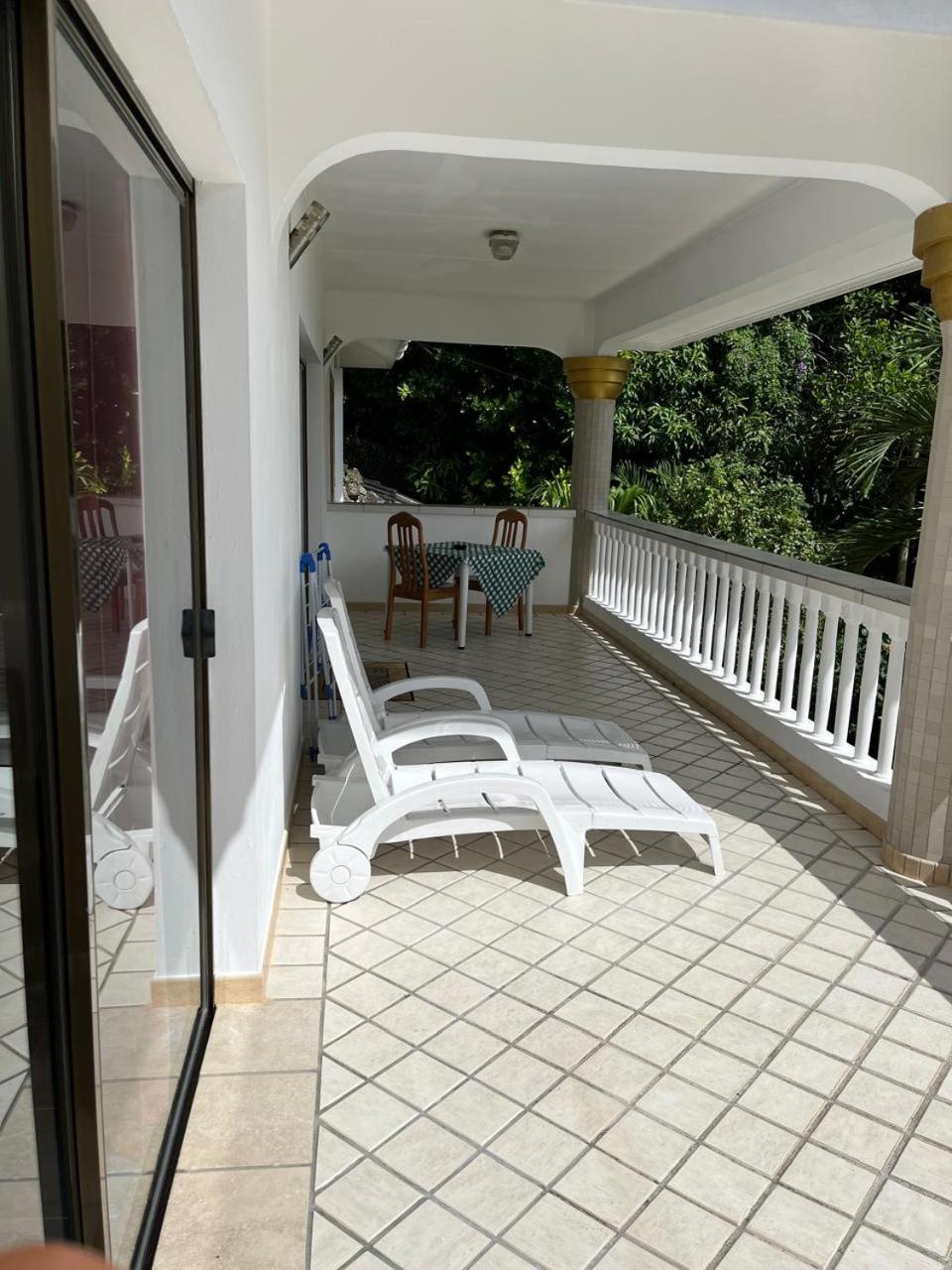 Cavern Apartments Baie Sainte Anne Exterior photo